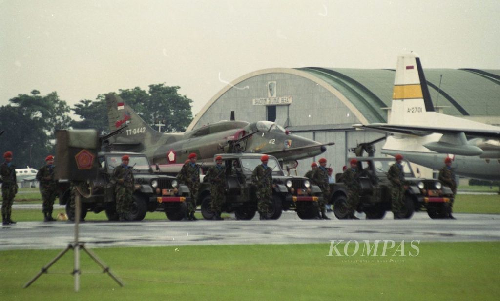 Pasukan Khas TNI AU (Paskhas TNI AU) dengan latar belakang pesawat tempur A4 Skyhawk dalam upacara militer berdirinya Komando Pertahanan Udara Nasional (Kohanudnas) ke-29 di Pangkalan Udara Halim Perdanakusuma Jakarta Timur, Sabtu (8/2/1991).