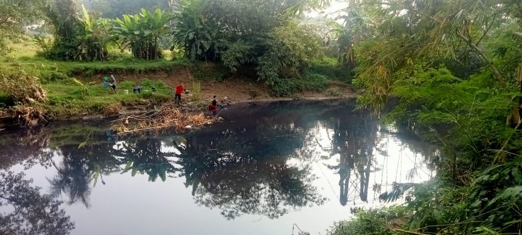 Kondisi Sungai Jambu di Jeruklegi, Kabupaten Cilacap, Jawa Tengah, yang tercemar bahan bakar minyak akibat kebocoran pipa Pertamina, Rabu (3/8/2022).