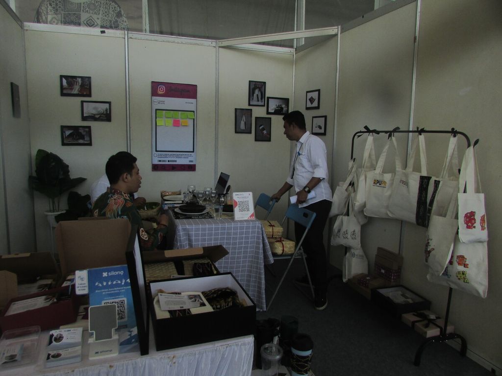 Pebisnis muda Kota Kupang menambilkan tote bag hasil karya mereka saat pameran di Kupang, Kamis (5/10/2023). <i>Tote bag</i> ini lebih banyak digunakan pada acara-acara tertentu.