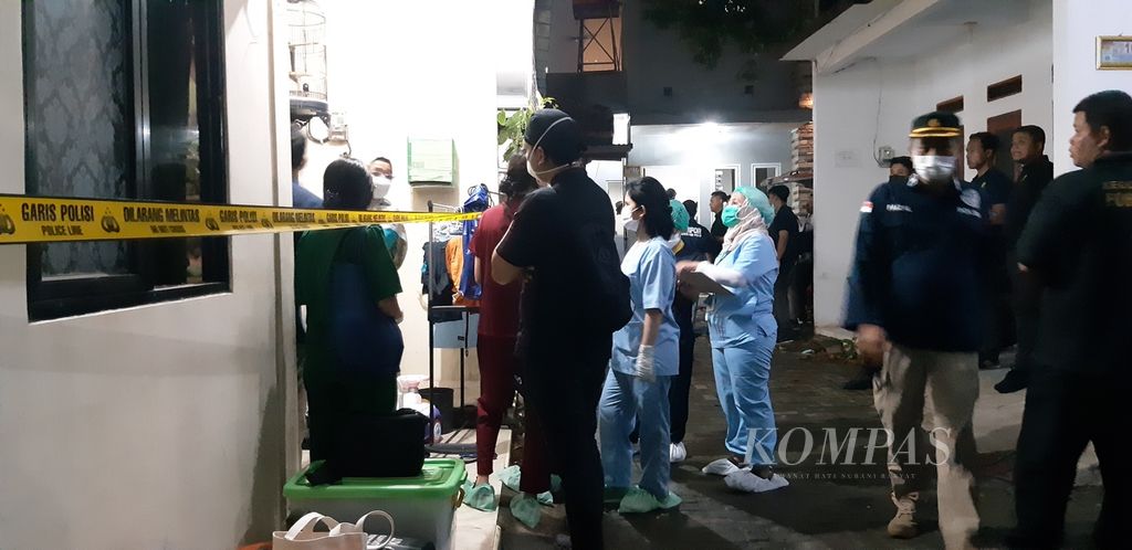 Tim gabungan sedang memeriksa tempat kejadian perkara ditemukannya empat anak tewas di rumah di Gang Roman, Jagakarsa, Jakarta Selatan, Rabu (6/12/2023).