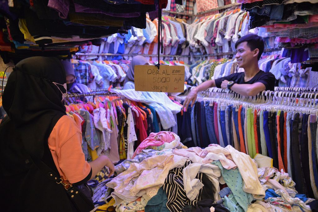 Sejumlah warga berbelanja pakaian murah di Pasar Senen, Jakarta Pusat, Kamis (2/3/2023). 