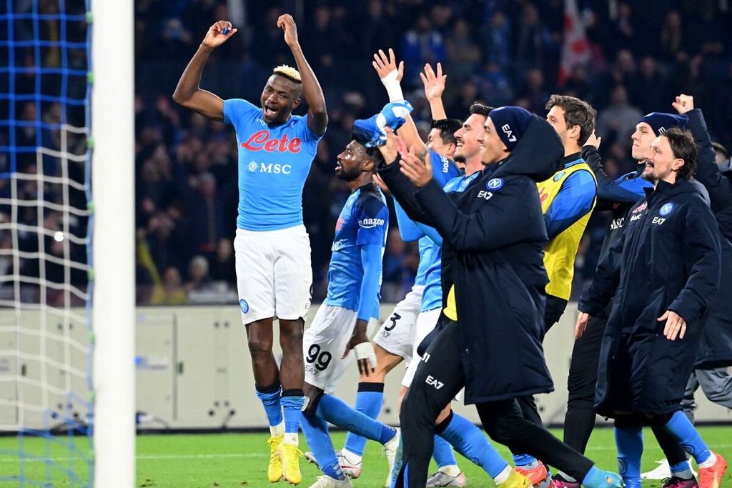 Penyerang Napoli, Victor Osimhen (kiri), dan para pemain Napoli lainnya merayakan kemenangan setelah pertandingan Liga Italia antara Napoli dan Juventus di Stadion Diego Maradona di Napoli, Sabtu (14/1/2023). Napoli mengalahkan Juventus, 5-1. 