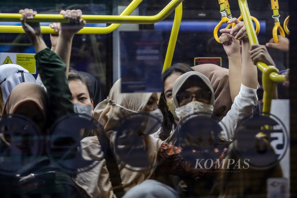Penumpang bus Transjakarta mengenakan masker di Halte Transjakarta Duren Tiga, Jakarta, Senin (21/8/2023). Menteri Koordinator Bidang Kemaritiman dan Investasi Luhut Binsar Pandjaitan menyarankan warga untuk menggunakan masker di tengah kondisi polusi udara yang buruk di Jakarta dan sekitarnya. Data IQAir hari ini tertinggi mencapai angka 163 pada pukul 09.00. 