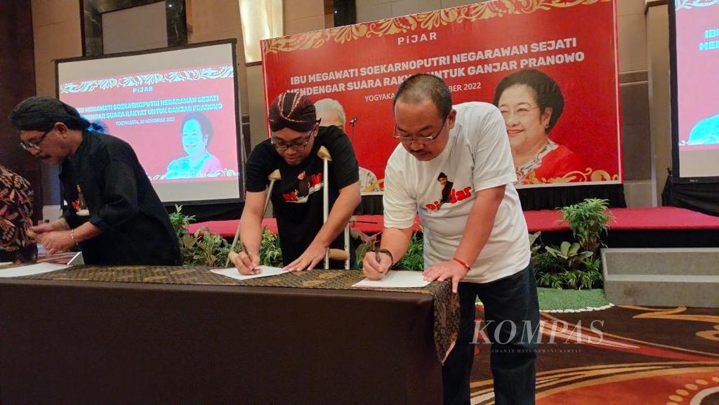 Sejumlah pendukung membubuhkan tanda tangan dukungan untuk Ganjar Pranowo di sebuah hotel di Daerah Istimewa Yogyakarta, Minggu (20/11/2022).
