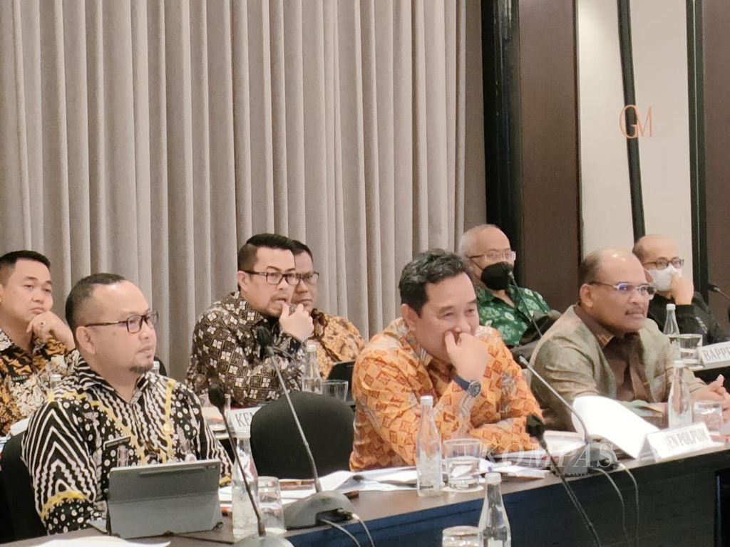 Direktur Jenderal Politik dan Pemerintahan Umum Kemendagri Bahtiar (kedua dari kiri) saat rapat konsinyering draf  Rancangan Peraturan Pemerintah Pengganti Undang-undang (Perppu) Pemilu dengan DPR dan penyelenggara pemilu pada Kamis (3/11/2022) malam di Jakarta. 