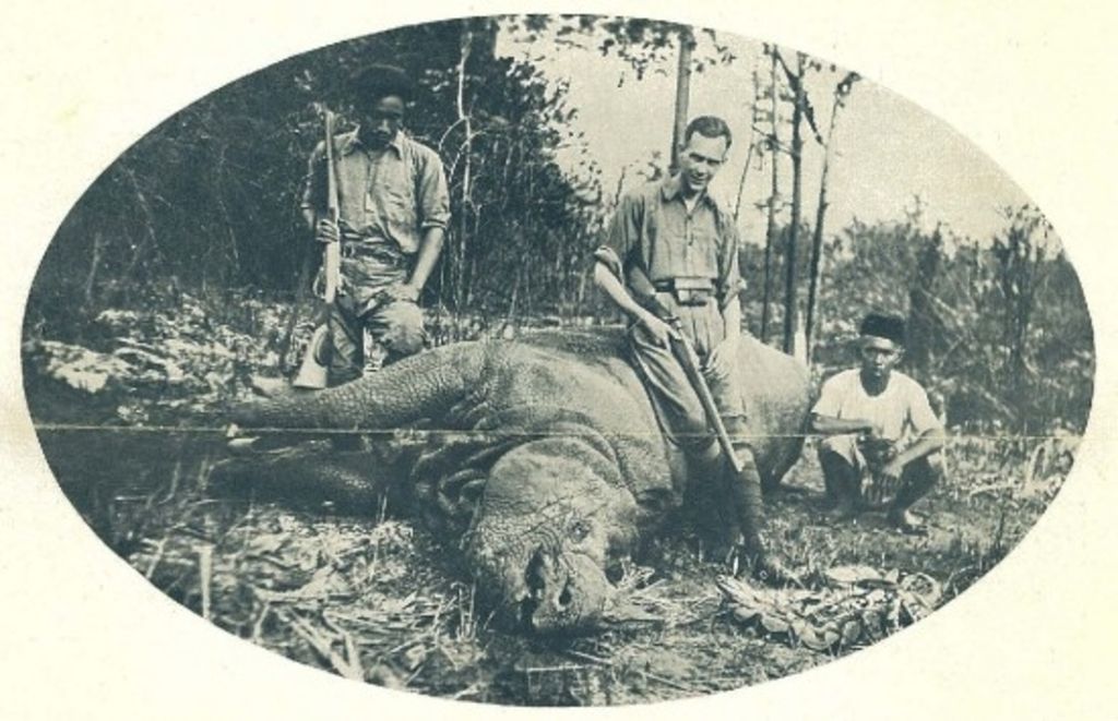 Pemburu badak, JC Hazewinkel, tahun 1928, berpose di atas buruannya, badak jawa, di Sumatera bagian selatan. Foto ini membuktikan badak jawa yang kini habitatnya terpojok di Taman Nasional Ujung Kulon di Banten pernah hidup di Sumatera.