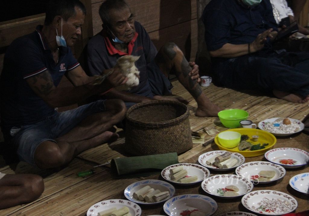 Lemang disajikan di dalam piring dalam salah satu acara adat masyarakat Dayak Iban di Sungai Utik, Kabupaten Kapuas Hulu, Kalimantan Barat, Januari lalu.
