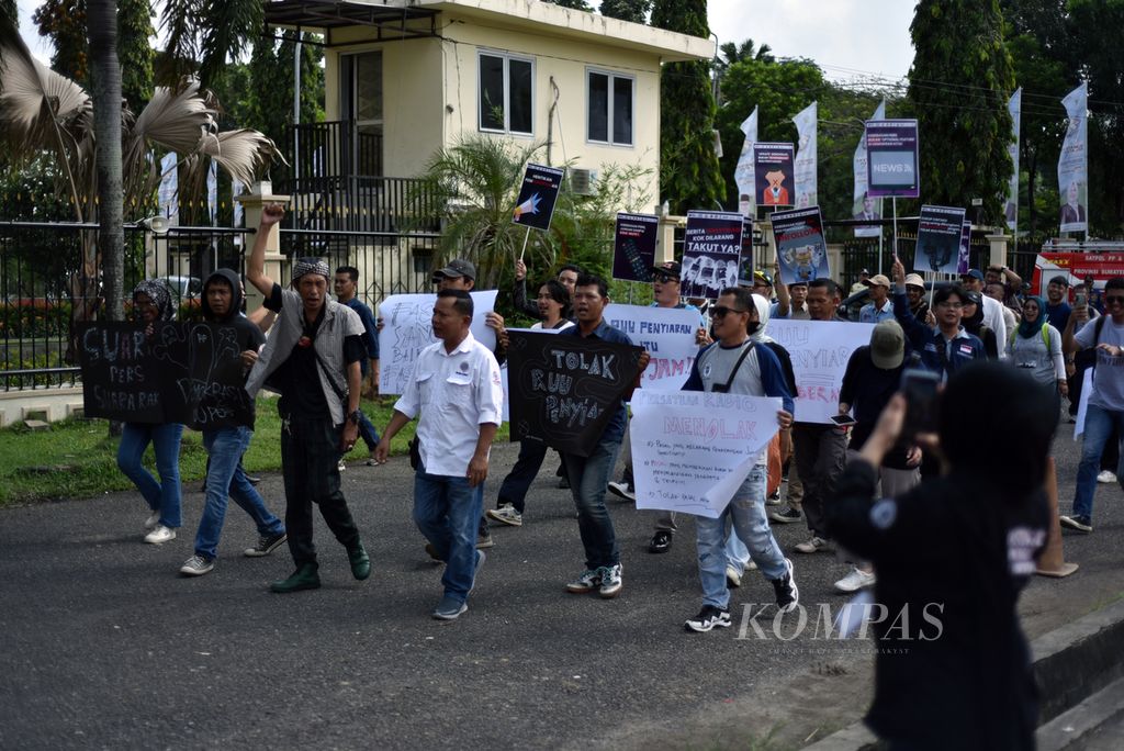 Koalisi Pers Sumatera Selatan, yang terdiri atas puluhan wartawan dari sejumlah media di Palembang, bergerak bersama untuk berunjuk rasa menolak revisi RUU Penyiaran di halaman kantor DPRD Sumatera Selatan, Palembang, Rabu (29/5/2024). 