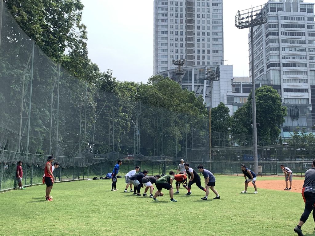 Klub Eagles Flag Football Jakarta sedang berlatih di lapangan sofbol dua, Stadion Softball Gelora Bung Karno, Jakarta, Minggu (16/10/2022).