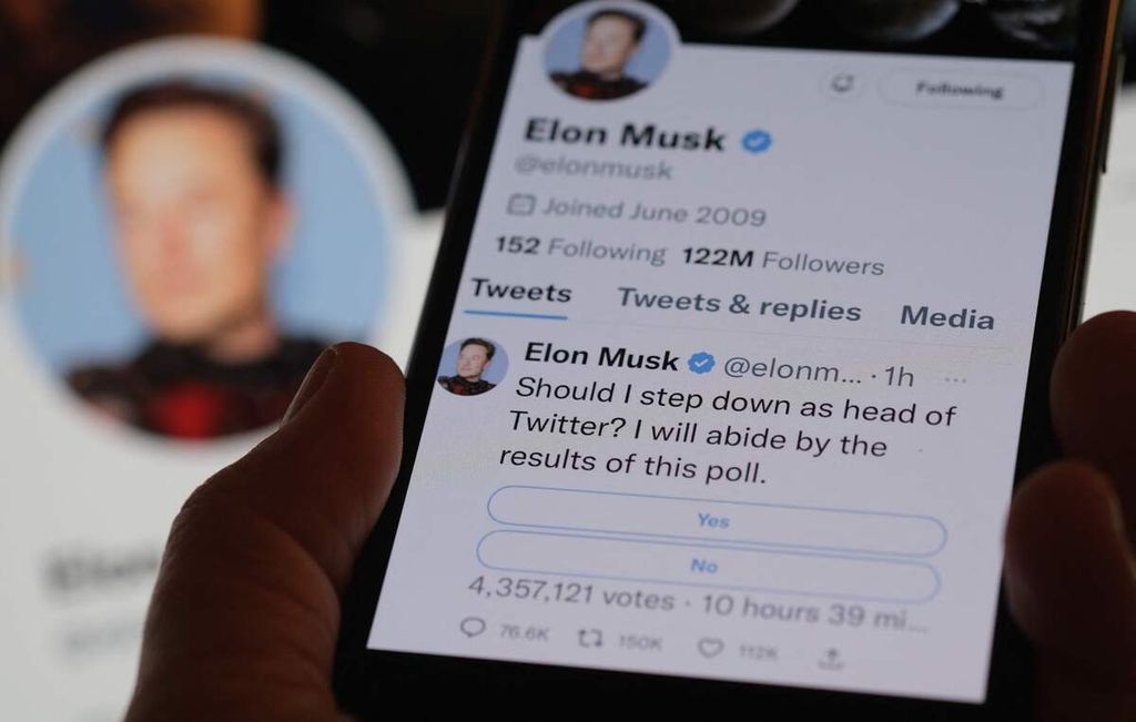 Foto yang diambil pada 18 Desember 2022 di Los Angeles, AS, ini menunjukkan ponsel yang menampilkan halaman Twitter Elon Musk di mana dia melakukan survei tentang masa depannya sebagai kepala perusahaan.