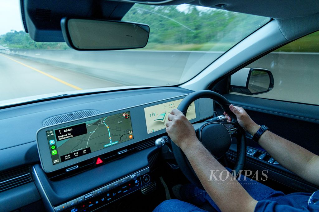 Layar utama di kabin depan Hyundai Ioniq 5 Signature Long Range memproyeksikan tampilan aplikasi navigasi Waze melalui konektivitas Apple CarPlay dalam perjalanan Jakarta menuju Surabaya, Senin (04/07/2022). 