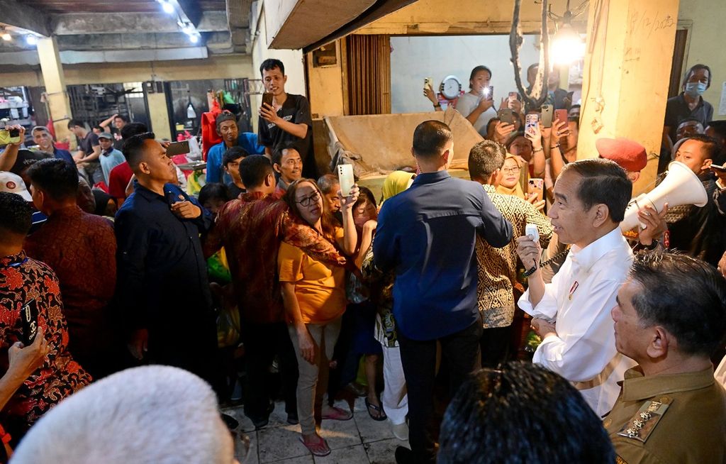 Mengawali kegiatan kunjungan kerja hari kedua di Kalimantan Barat, Selasa (24/9/2024), Presiden Joko Widodo mengunjungi Pasar Mawar, Kota Pontianak.