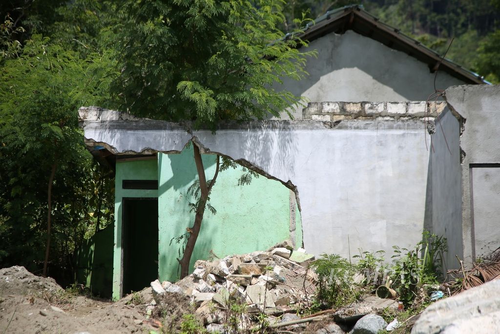 Rumah yang sudah tidak ditempati lagi bekas amukan banjir bandang yang menerjang kompleks perumahan BTN Nauli, Doyo Baru, Sentani, Jayapura, Minggu (28/11/2021). Pada 2019, terjadi banjir bandang di Sungai Dobokurung yang menyebabkan 105 orang tewas dan kerugian mencapai Rp 506 miliar. 