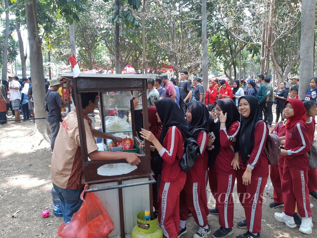 Warga mengantre untuk mendapatkan kuliner gratis di Taman Hutan Kota Penjaringan, Jakarta Utara, Minggu (20/8/2023) pagi.