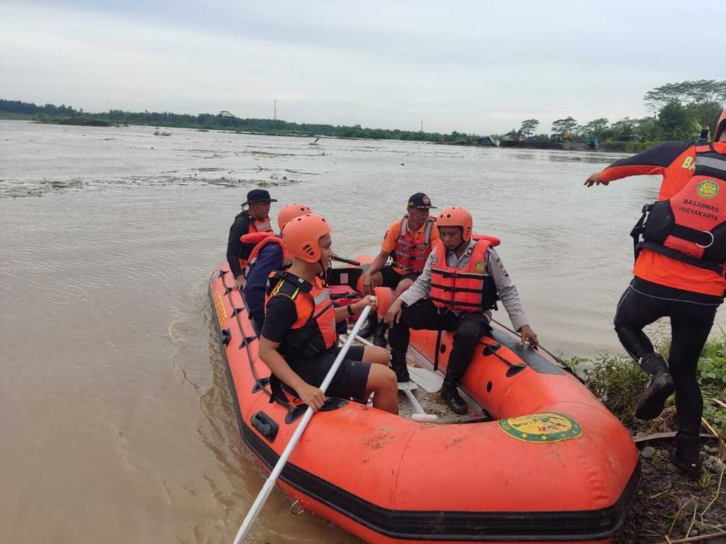 Petugas Basarnas Yogyakarta bersiap menggunakan perahu karet untuk mengevakuasi pemancing yang terjebak di Sungai Progo, Kabupaten Kulon Progo, Daerah Istimewa Yogyakarta, Sabtu (19/11/2022).