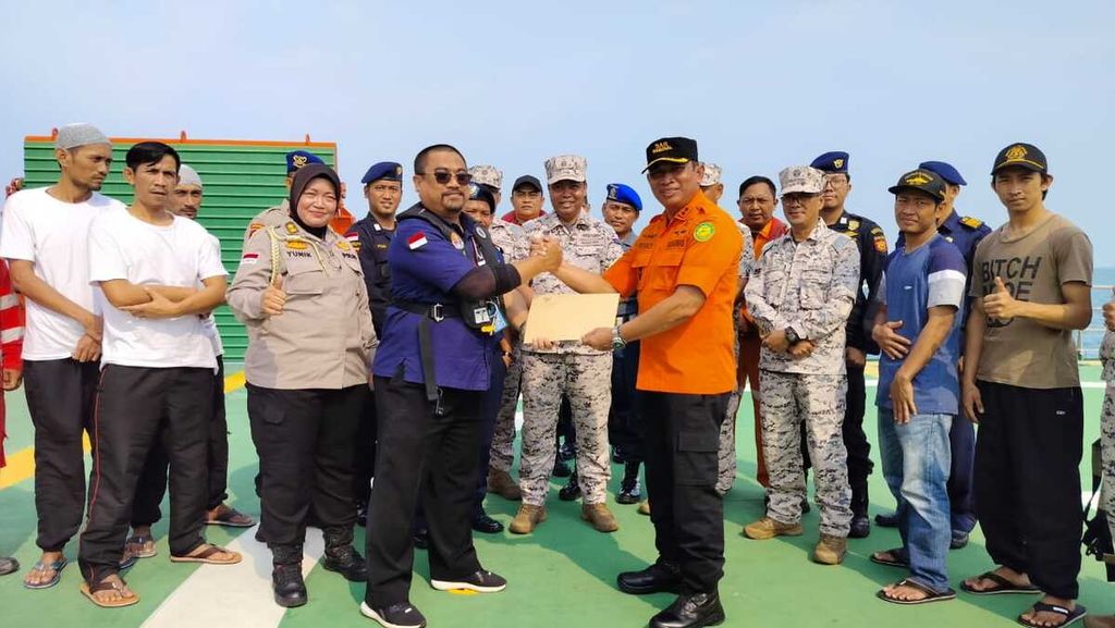 Kepala Kantor SAR Tanjung Pinang Slamet Riyadi (kanan) saat menjemput lima WNI di perairan Malaysia, Senin (30/10/2023).