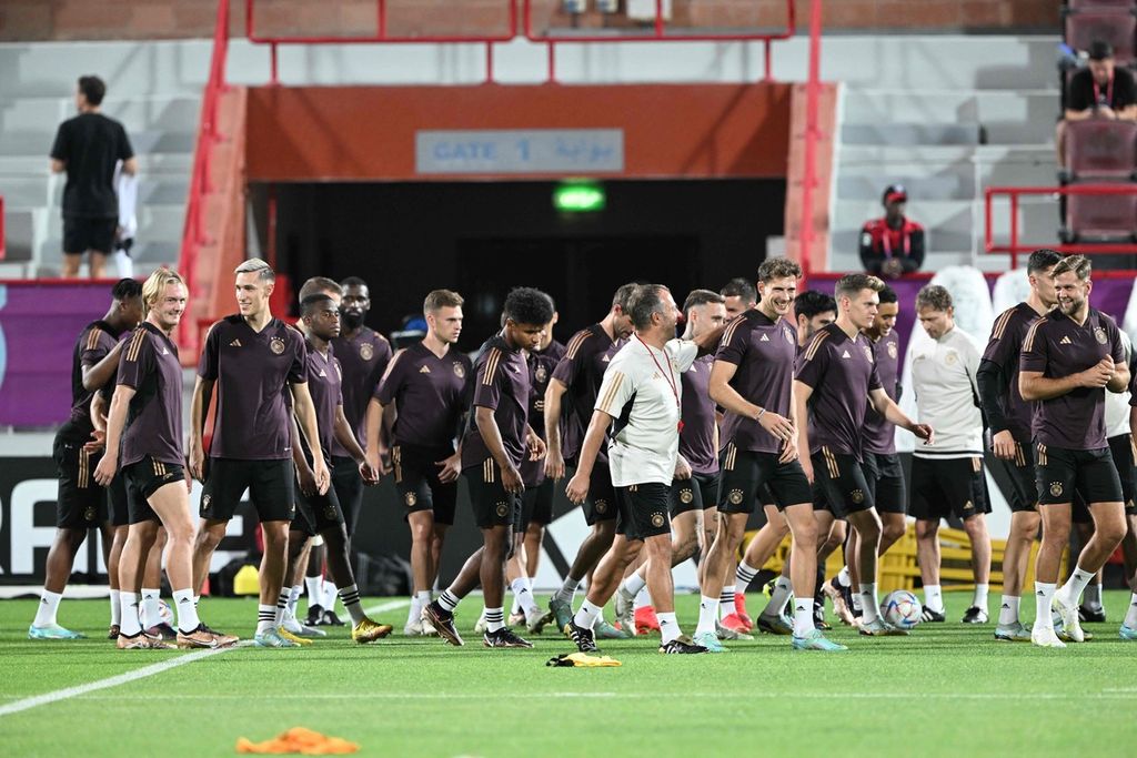 Para pemain Jerman mengawali latihan di Stadion Al Shamal, Al Shamal, utara Doha, Rabu (30/11/2022). Jerman akan menhadapi laga penentu Grup E Piala Dunia Qatar 2022 melawan Kosta Rika untuk bsia lolos ke babak 16 besar. 