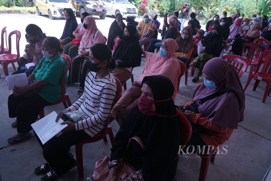 Antrean warga penerima BLT minyak goreng di Kendari, Sulawesi Tenggara, Rabu (13/4/2022). Sebanyak 15.909 rumah tangga penerima bantuan sebesar Rp 100.000 per bulan. Pemerintah telah menggelontorkan Rp 6,9 triliun untuk bantuan tunia masyarakat kecil seiring kenaikan harga minyak goreng.