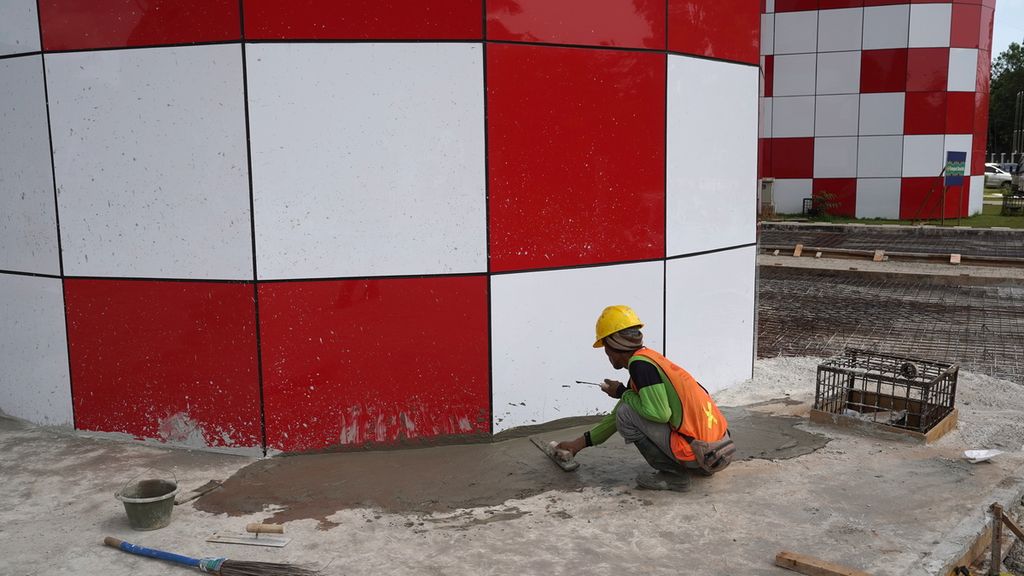 Pekerja merapikan pintu masuk di Stadion Gelora Sriwijaya Jakabaring, Palembang, Sumatera Selatan, Kamis (23/3/2023). Sejak Oktober 2022, delegasi FIFA sudah empat kali meninjau stadion yang akan dijadikan salah satu tempat penyelenggaraan Piala Dunia U-20 tersebut.