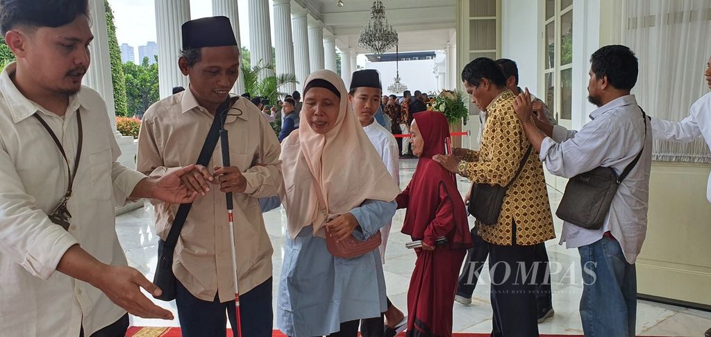 Pada hari Idul Fitri 1445 Hijriah, Presiden Joko Widodo membuka pintu Istana bagi pejabat maupun masyarakat untuk bersilaturahmi. Warga difabel pun bisa hadir dan bersalaman dengan Presiden.