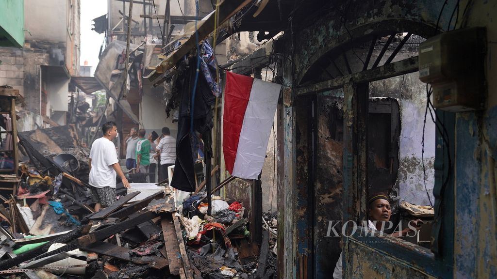 Warga mengecek rumahnya yang terbakar di hunian padat penduduk di Kelurahan Duri Utara, Kecamatan Tambora, Jakarta Barat, Minggu (9/7/2023). Setidaknya 76 keluarga yang terdiri atas 200 jiwa terdampak akibat kebakaran tersebut. 