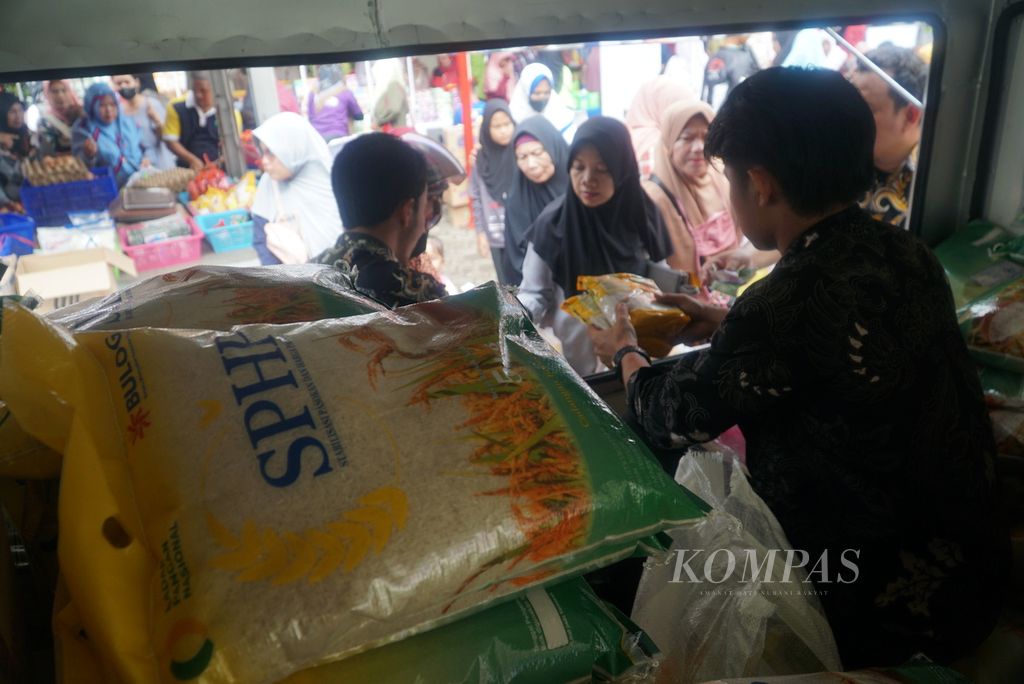 Petugas melayani warga yang membeli gula dan beras SPHP dari Perum Bulog di pasar pangan murah yang digelar Dinas Perdagangan Kota Padang dan Kejaksaan Negeri Padang di Kantor Kecamatan Kuranji, Padang, Sumatera Barat, Kamis (7/3/2024). 