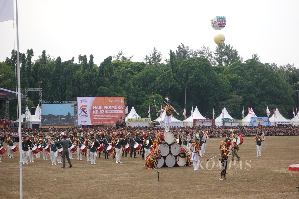 Atraksi <i>drum band</i> menyemarakkan peringatan Hari Pramuka Ke-62 dan kegiatan Raimuna Nasional XII Tahun 2023 di Cibubur, Jakarta, Senin (14/8/2023).