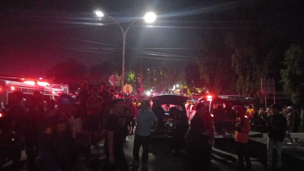 Warga dan penumpang berada sekitar lokasi kecelakaan kereta api dengan truk di pelintasan sebidang, Jalan Madukoro Raya, Kecamatan Semarang Barat, Kota Semarang, Jawa Tengah, Selasa (18/7/2023). Kecelakaan itu menyebabkan satu penumpang terluka. 