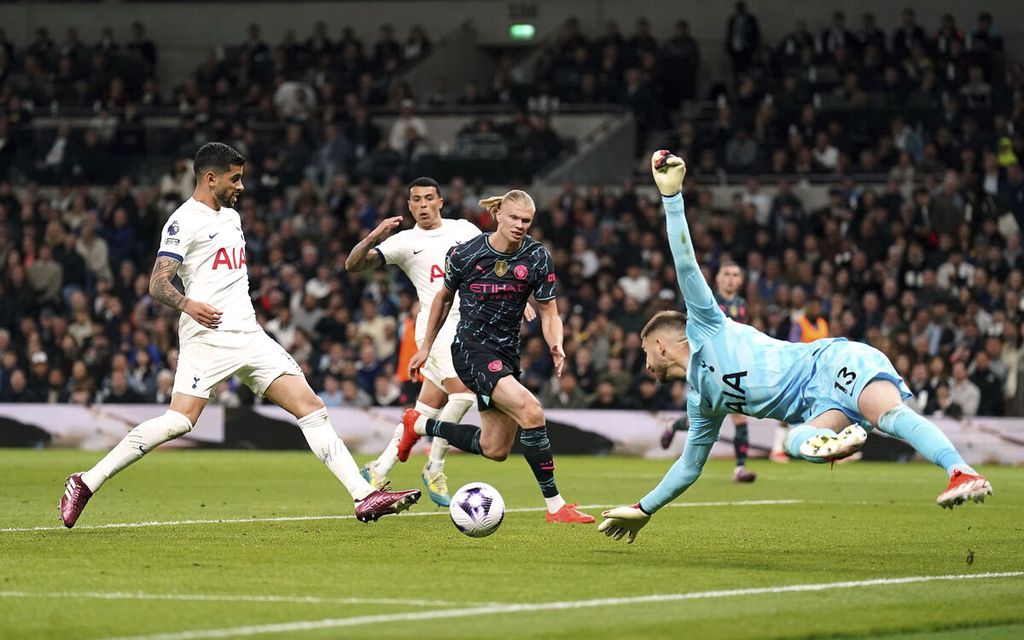 Striker Manchester City Erling Haaland (tengah) mencetak gol ke gawang Tottenham Hotspur pada laga Liga Inggris, Rabu (15/5/2024) dini hari WIB. 