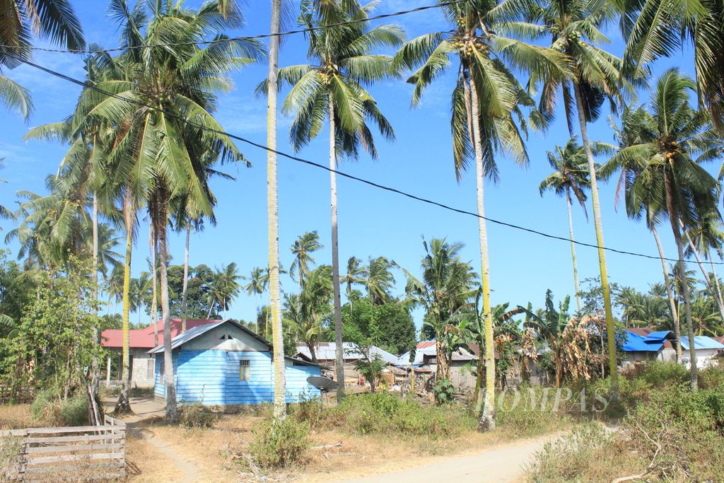 Suasana pesisir Desa Kawa, Kecamatan Seram Barat, Kabupaten Seram Bagian Barat, Maluku, Senin (4/9/2023).