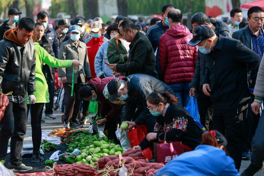 Warga membeli sayur di pasar kaget kota Shenyang, Provinsi Liaoning, China pada 9 April 2021.    