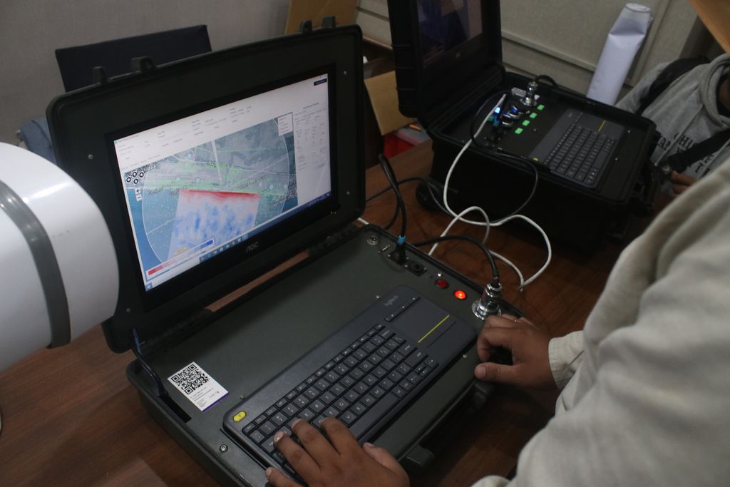 Seorang karyawan PT Bahari Berjaya Indonesia memperlihatkan demonstrasi hasil pemindaian radar dalam pemaparan teknologi WAVEx Radar di Hotel Swiss-Belresort Dago Heritage, Kota Bandung, Jawa Barat, Kamis (30/6/2022). 