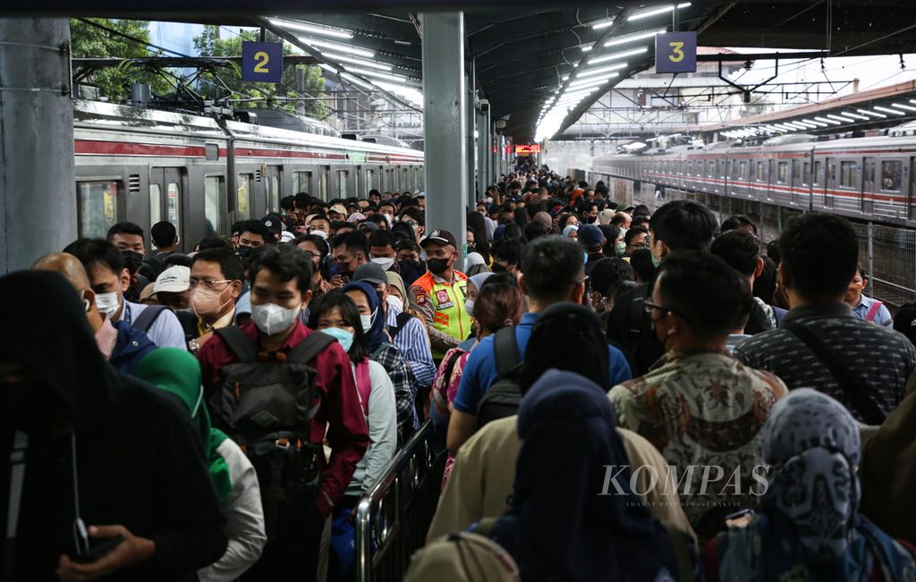 Para penumpang yang sebagian besar pekerja komuter memadati peron Stasiun Tanah Abang, Jakarta Pusat, saat jam pulang kerja, Jumat. (10/2/2023). 