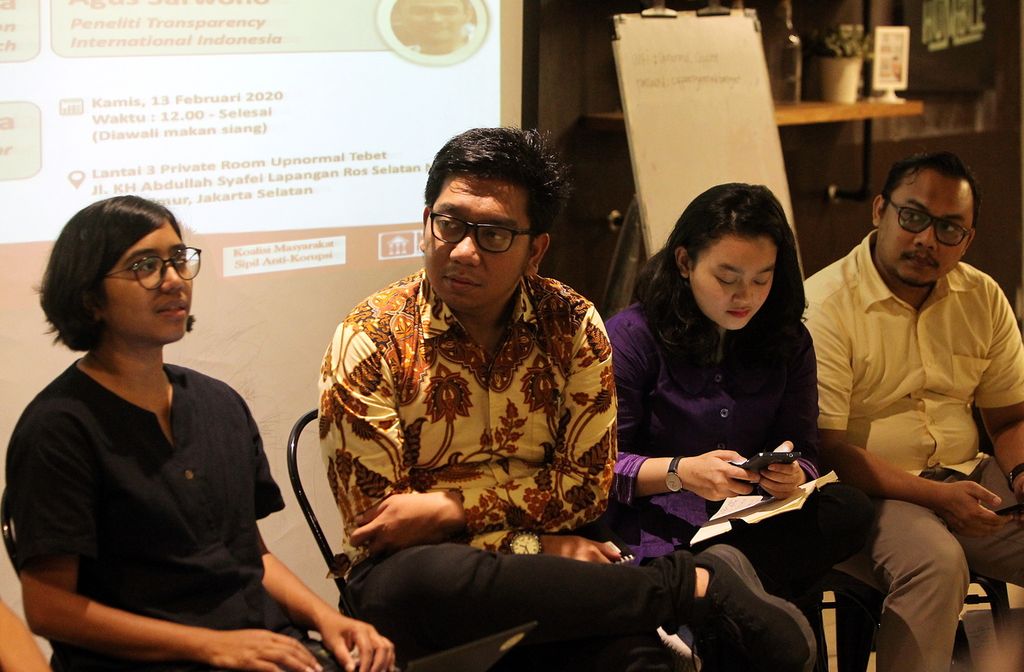 Diskusi dengan mengambil tema "Menakar Peluang Pengujian Formil Revisi UU KPK di Mahkamah Konstitusi" berlangsung di Jakarta, Kamis (13/2/2020). Hadir sebagai narasumber yaitu Ketua Umum YLBHI Asfinawati, peneliti ICW Kurnia Ramadhana, moderator Viola R, dan Ketua Kode Inisiatif Veri Junaidi (dari kiri ke kanan).
