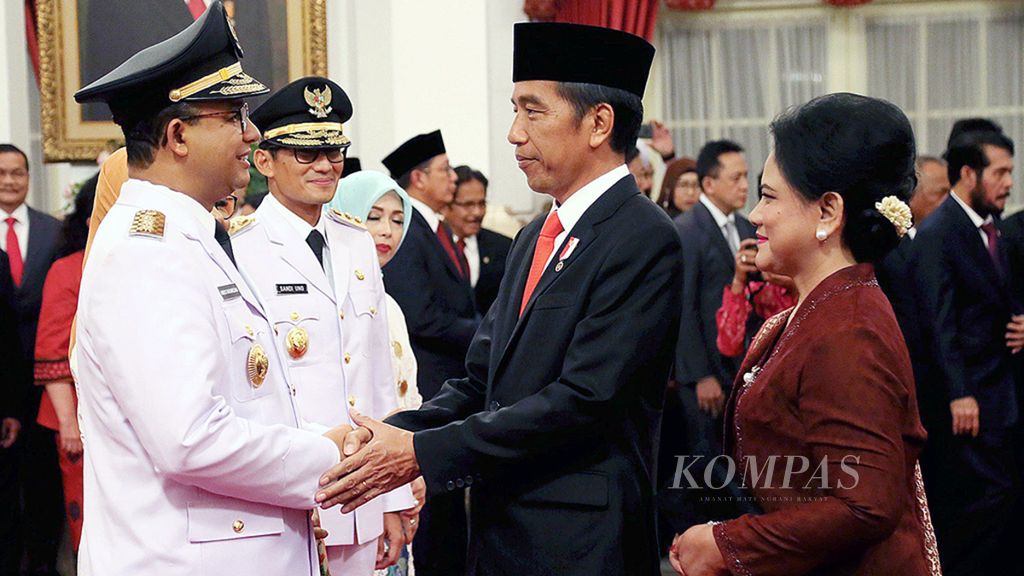 Presiden Joko Widodo dan Ibu Iriana mengucapkan selamat kepada Gubernur dan Wakil Gubernur DKI Jakarta Periode 2017-2022 Anies Baswedan dan Sandiaga Uno yang telah dilantik di Istana Negara, Jakarta (16/10/2017).