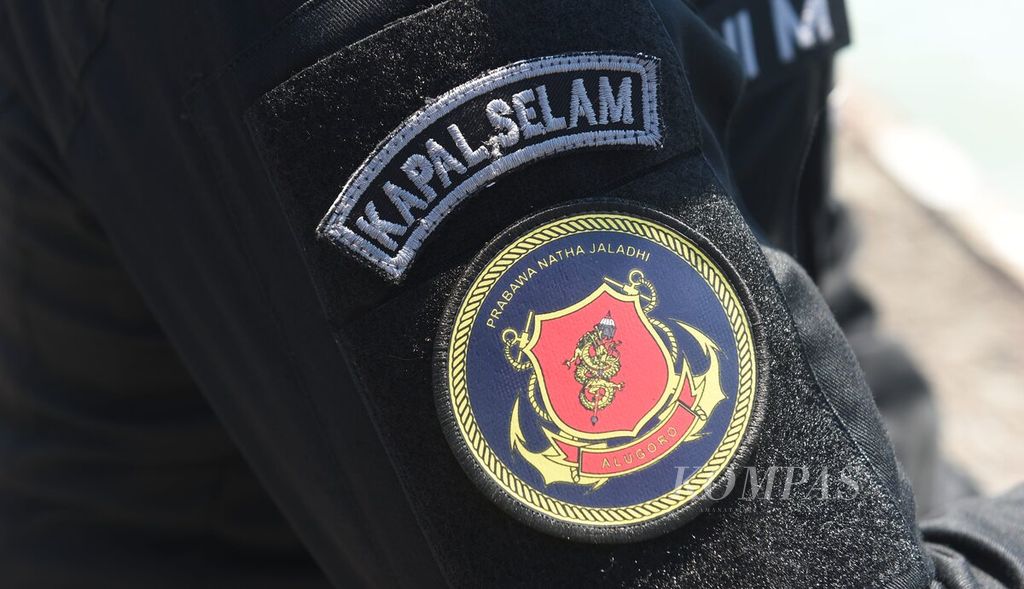 The emblem of the Submarine Unit belongs to the soldiers during the event of pinning the golden shark badge and the 64th anniversary celebration of the Submarine Unit at the Ujung Koarmada II dock, Surabaya, on Tuesday (12/9/2023). The badge-pinning was led by Navy Chief of Staff Admiral TNI Muhammad Ali. The badge was awarded to eight high-ranking Navy officials.