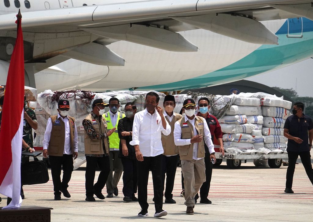 Presiden Joko Widodo ketika melepas bantuan kemanusiaan untuk korban banjir di Pakistan di Bandara Halim Perdanakusuma, Jakarta Timur, Senin (26/9/2022).