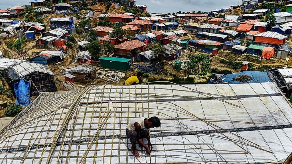 Seorang pengungsi Rohingya memperbaiki atap tempat tinggalnya di kamp Balukhali di Ukhia, Bangladesh. Foto yang diambil 21 Juli 2018 itu menunjukkan beratnya hidup pengungsi Rohingya