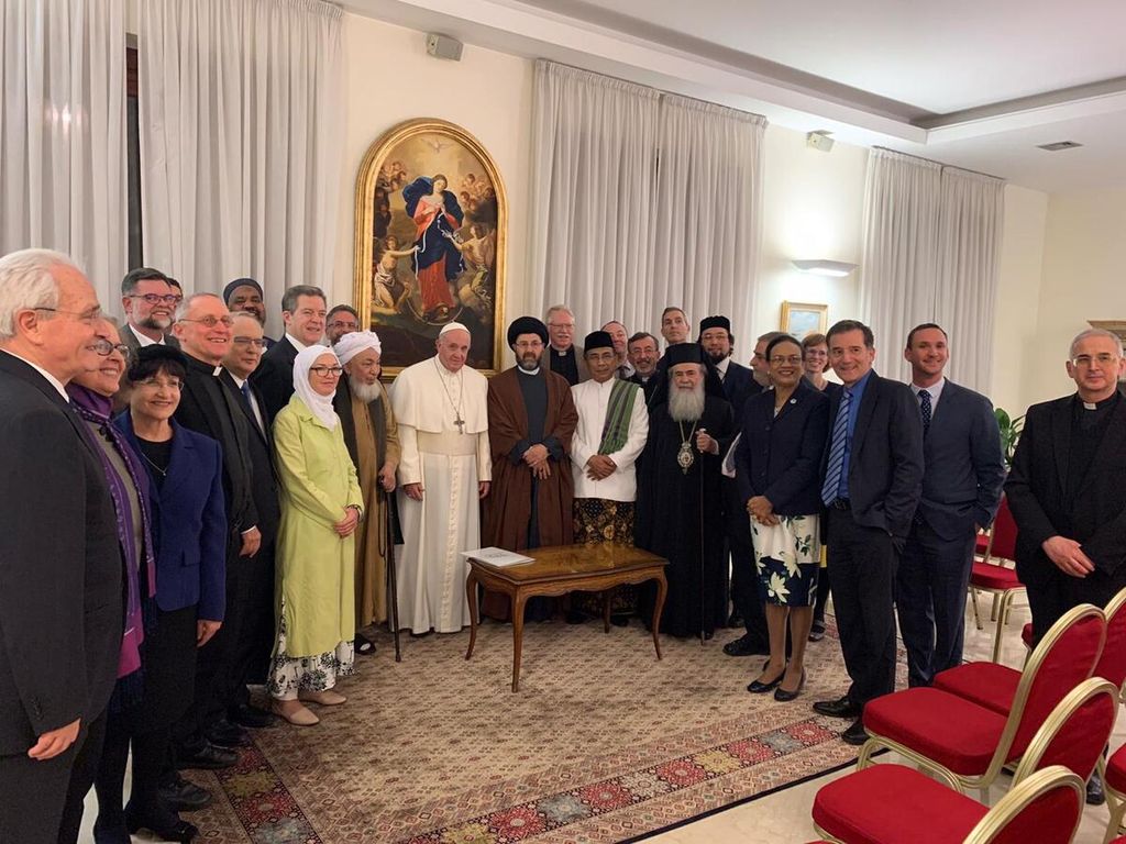 Paus Fransiskus saat menerima audiensi 18 tokoh agama-agama Abrahamik di kediamannya, kompleks Basilica, Vatikan, Rabu (15/1/2020) malam.