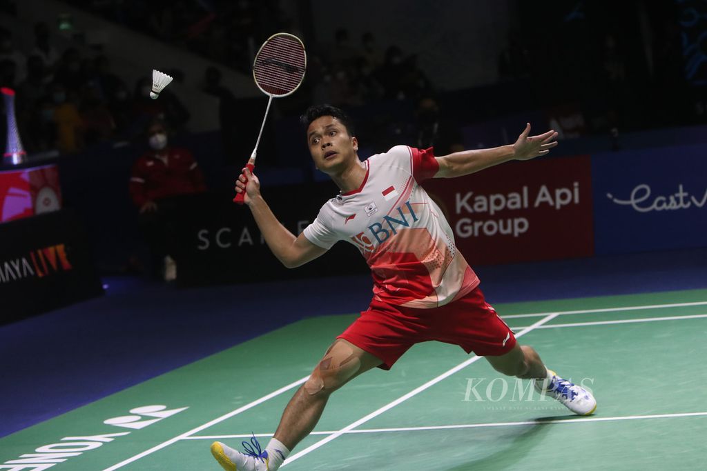  Indonesian badminton player, Anthony Sinisuka Ginting, hit a shuttlecock during his match against Viktor Axelsen (Denmark) in the quarter-finals of the East Ventures Indonesia Open 2022 at Istora Gelora Bung Karno, Jakarta, Friday (17/6/2022). Ginting lost in three sets 13-21, 21-19, and 9-21.