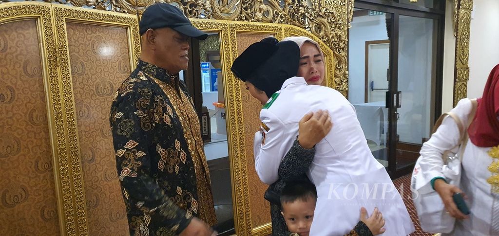 Anggota Paskibraka bertemu kembali dengan orangtua mereka seusai bertugas dalam upacara peringatan Kemerdekaan RI di Istana Merdeka, Jakarta, Kamis (17/8/2023). Suasana haru memenuhi Wisma Negara, Kompleks Istana Kepresidenan, Jakarta.