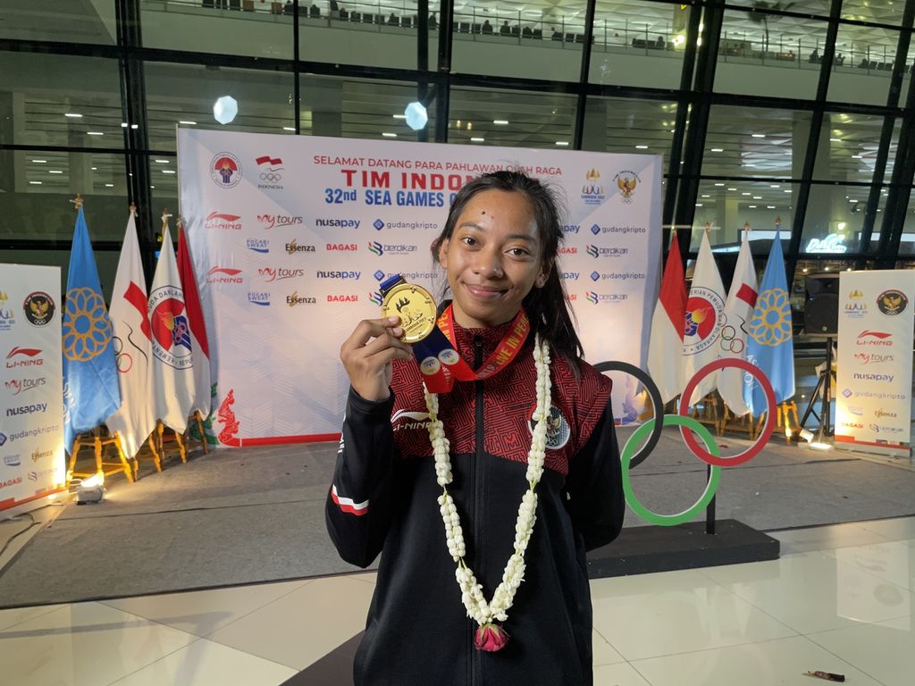Atlet wushu Indonesia peraih emas SEA Games 2023 Kamboja, Tharisa Dea Florentina, saat tiba di Tanah Air melalui Bandara Soekarno-Hatta, Banten, Sabtu (13/5/2023) malam