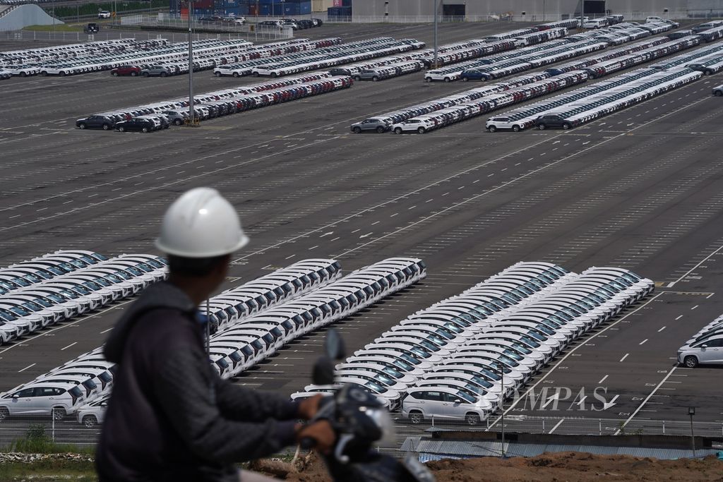 Residents pass by Hyundai manufacturing plant in the GICC industrial area in Bojongmangu district, Bekasi regency, West Java, on Thursday (7/3/2024). Hyundai has invested a total of 3 billion US dollars in Indonesia for the development of an electric vehicle ecosystem.