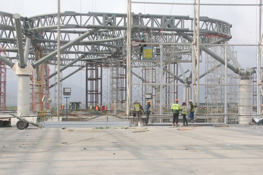 A number of workers completed the construction of a terminal room on the third floor of Yogyakarta International Airport in Kulon Progo Regency, Yogyakarta Special Region (DIY), Sunday (25/8/2019).