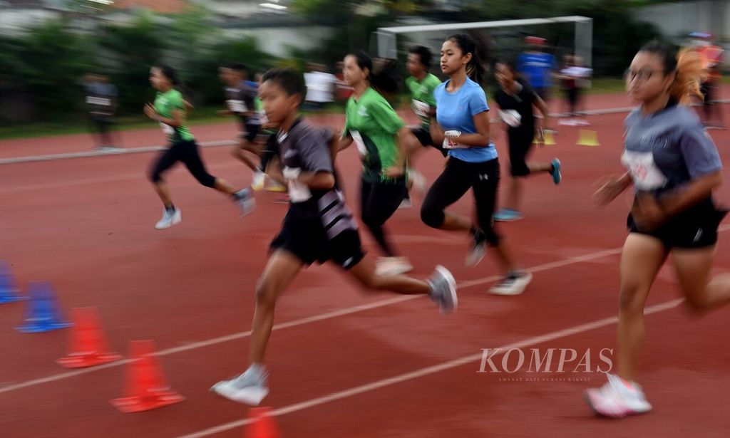 Pelari mengikuti <i>bleep test</i> saat The Tour Borobudur Marathon di Lapangan Thor, Kota Surabaya, Jawa Timur, Minggu (14/8/2022). 