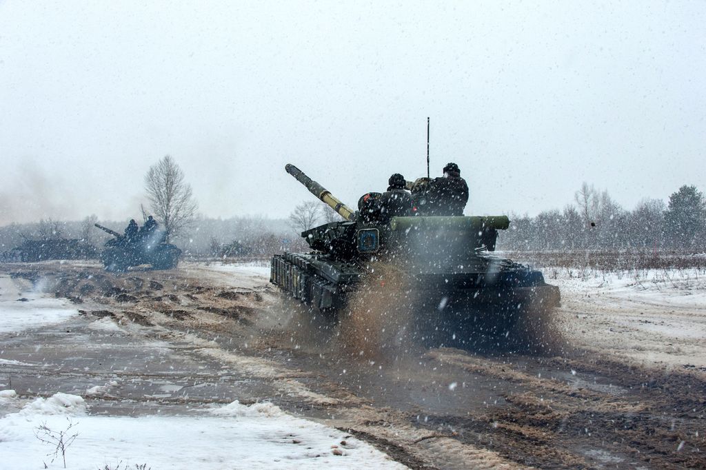 Prajurit Pasukan Militer Ukraina dari brigade mekanis ke-92 menggunakan tank, senjata self-propelled dan kendaraan lapis baja lainnya untuk melakukan latihan tempur di dekat kota Chuguev, wilayah Kharkiv, Ukraina, Kamis (10/2/2022). 
