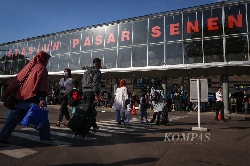 Calon penumpang kereta api menyeberang menuju Stasiun Pasar Senen, Jakarta, Sabtu (15/4/2023). 