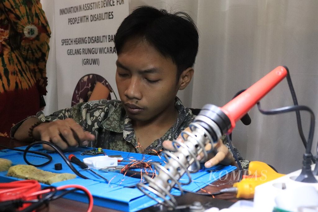 Muhammad Aldaouri (25), teknisi Gruwi dan Grita, memperagakan proses produksi gelang alat bantu difabel itu dalam Forum Tingkat Tinggi Menteri Sosial Se-ASEAN di Makassar, Sulawesi Selatan, Kamis (12/10/2023).