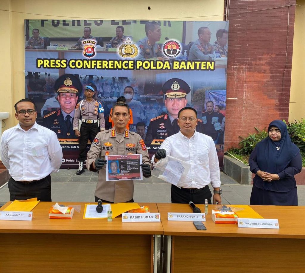 Polda Banten mengungkap transaksi sabu dengan memanfaatkan mobil operasional desa di Banten, Senin (13/2/2023).