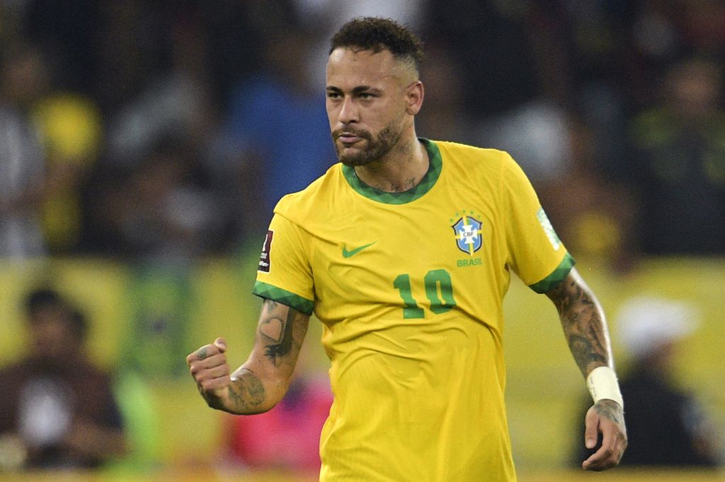 Penyerang Brasil, Neymar, merayakan gol ke gawang Chile, pada laga kualifikasi Piala Dunia di Stadion Maracana, Rio de Janeiro, Brasil, 24 Maret 2022. Pendukung "Selecao" berharap kebintangan Neymar bersinar terang di Qatar.
